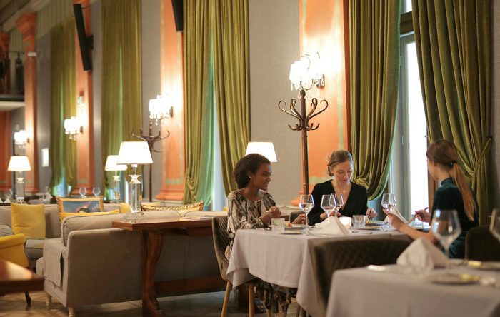 Gasten aan tafel in restaurant